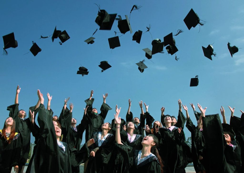Studenter som firar olika examina i Sverige