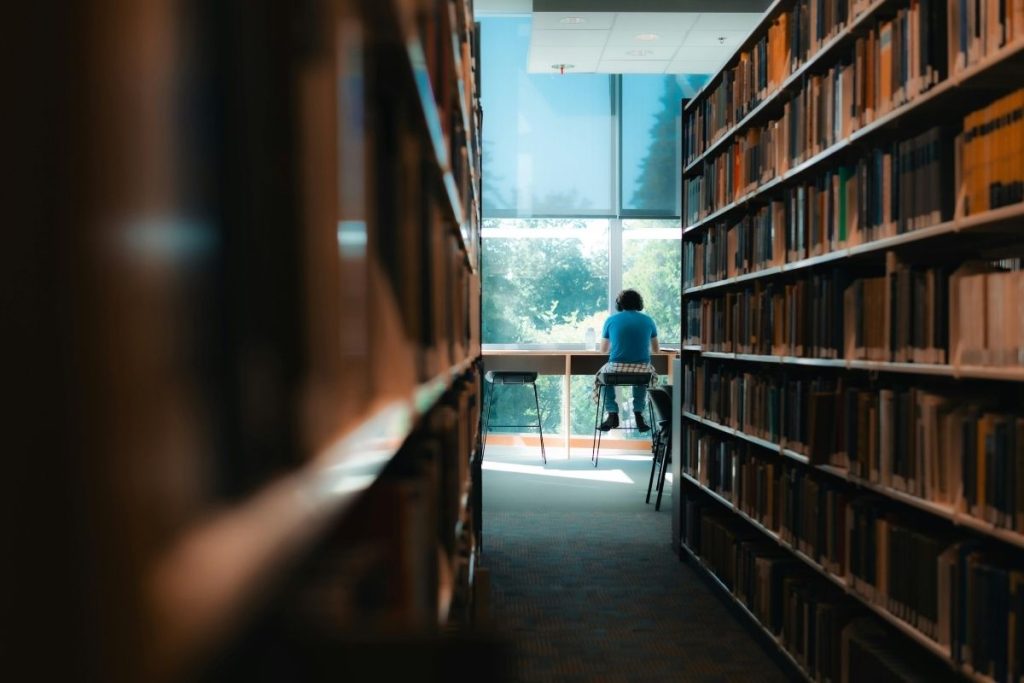 Internationell student som studerar och söker stöd från Studenthälsan i Sverige